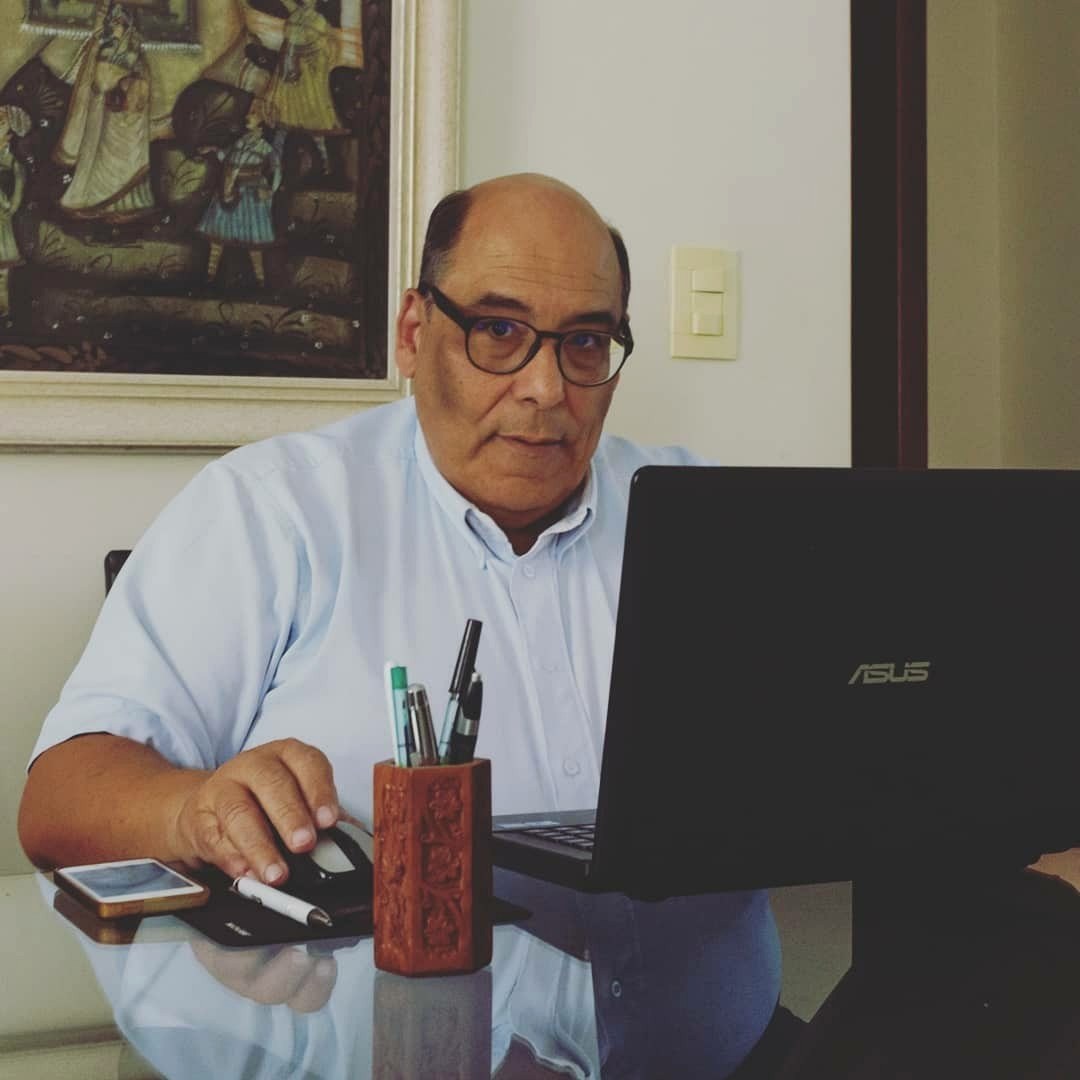 Dr. Hélio Abreu em consultório